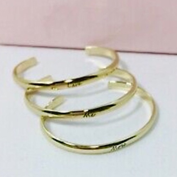 VS Love Me Bracelet Rollerball Kit Gold Tone Cuff + Perfume Set New NWT NIB - Picture 5 of 10